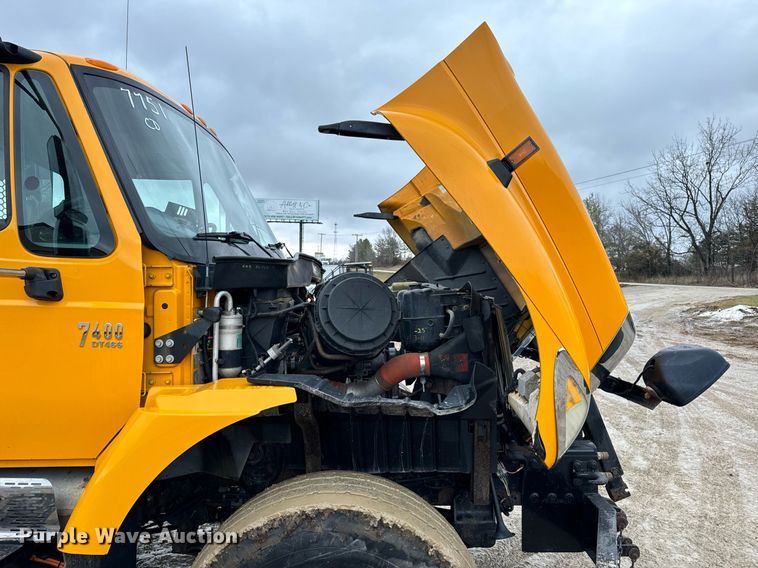 image for item EN5081 2006 International 7400 dump flatbed truck