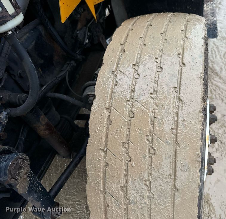 image for item EN5081 2006 International 7400 dump flatbed truck