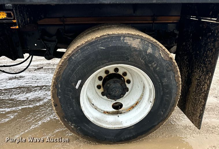 image for item EN5081 2006 International 7400 dump flatbed truck