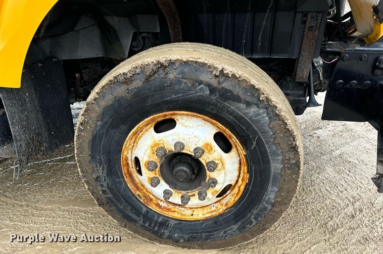 image for item EN5081 2006 International 7400 dump flatbed truck