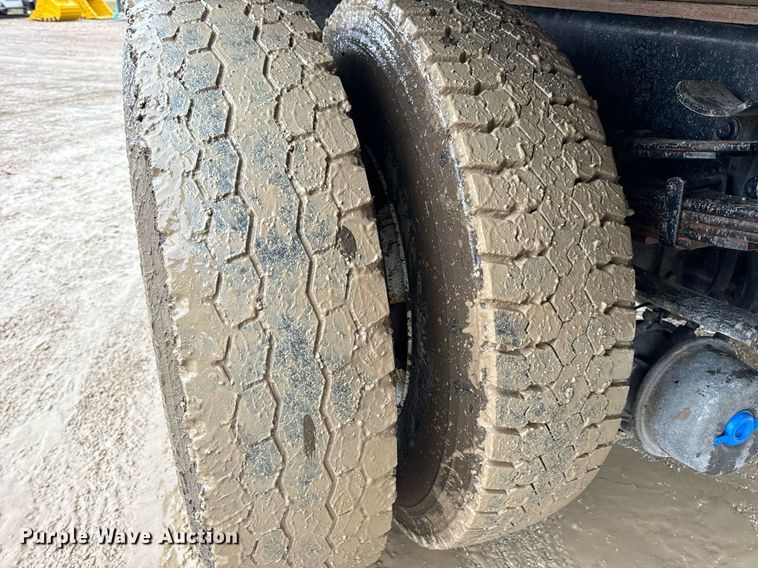 image for item EN5081 2006 International 7400 dump flatbed truck