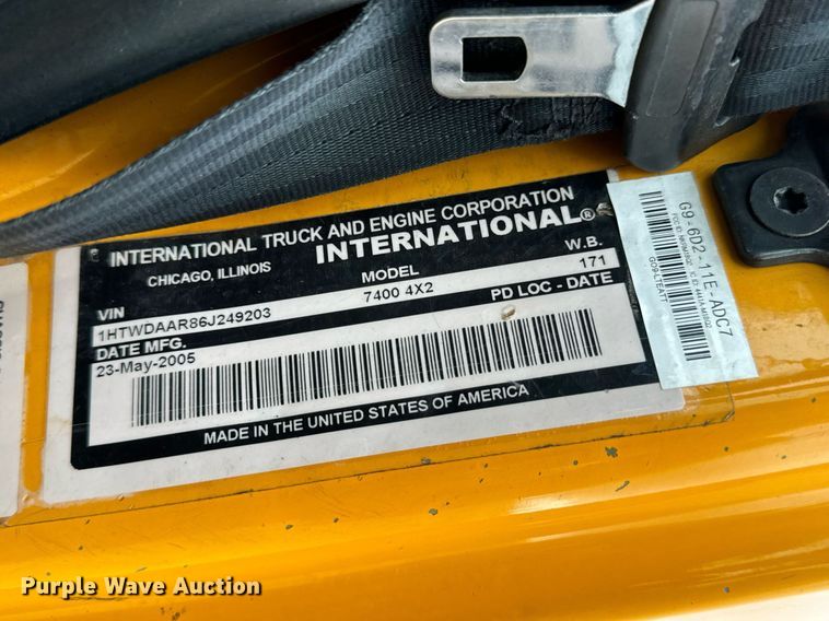 image for item EN5081 2006 International 7400 dump flatbed truck