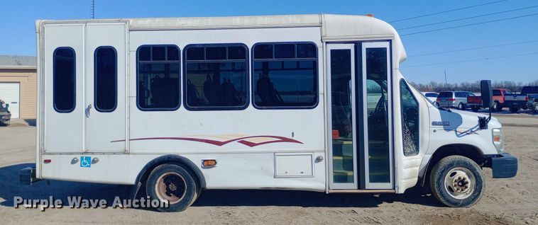 image for item EO0540 2008 Ford E450 shuttle bus
