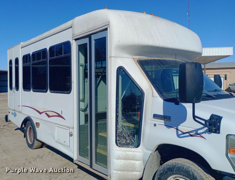image for item EO0540 2008 Ford E450 shuttle bus