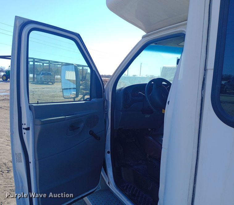 image for item EO0540 2008 Ford E450 shuttle bus