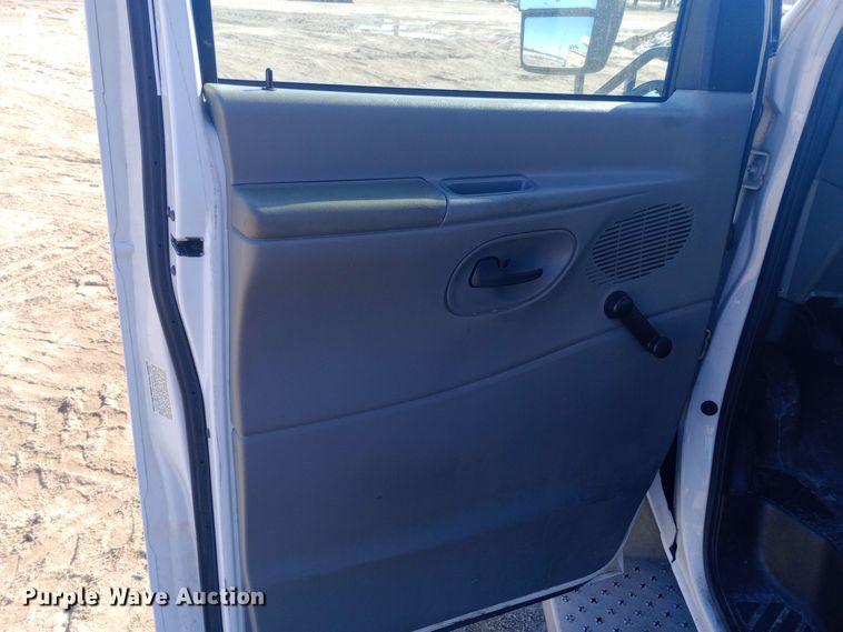 image for item EO0540 2008 Ford E450 shuttle bus