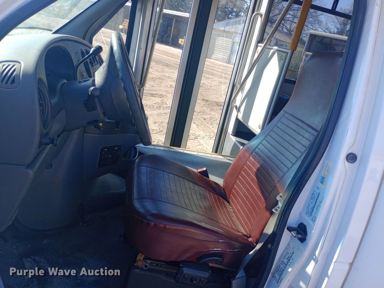 image for item EO0540 2008 Ford E450 shuttle bus