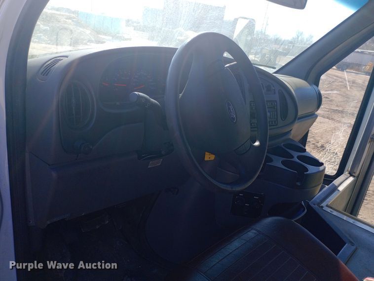 image for item EO0540 2008 Ford E450 shuttle bus