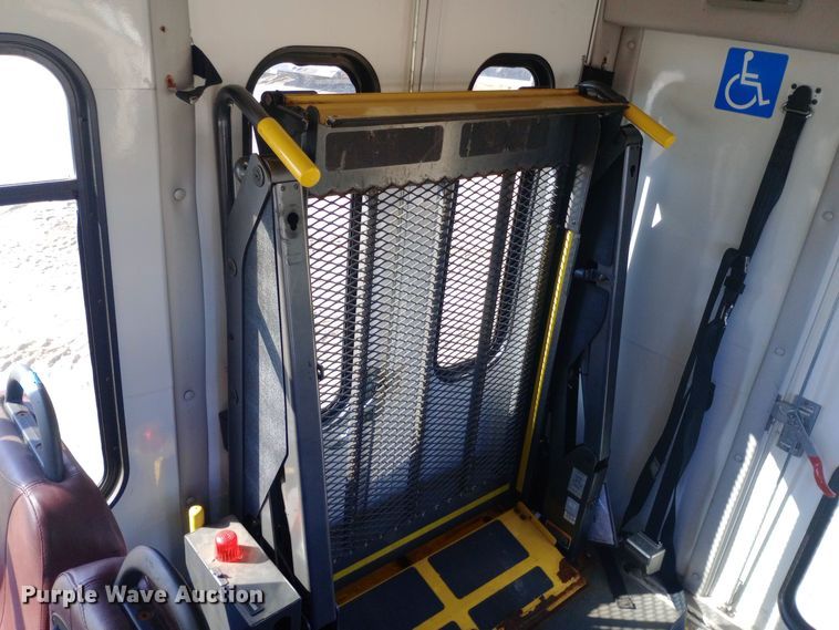 image for item EO0540 2008 Ford E450 shuttle bus