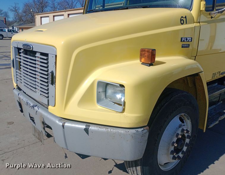 image for item EO0570 2003 Freightliner  FL70 dump truck