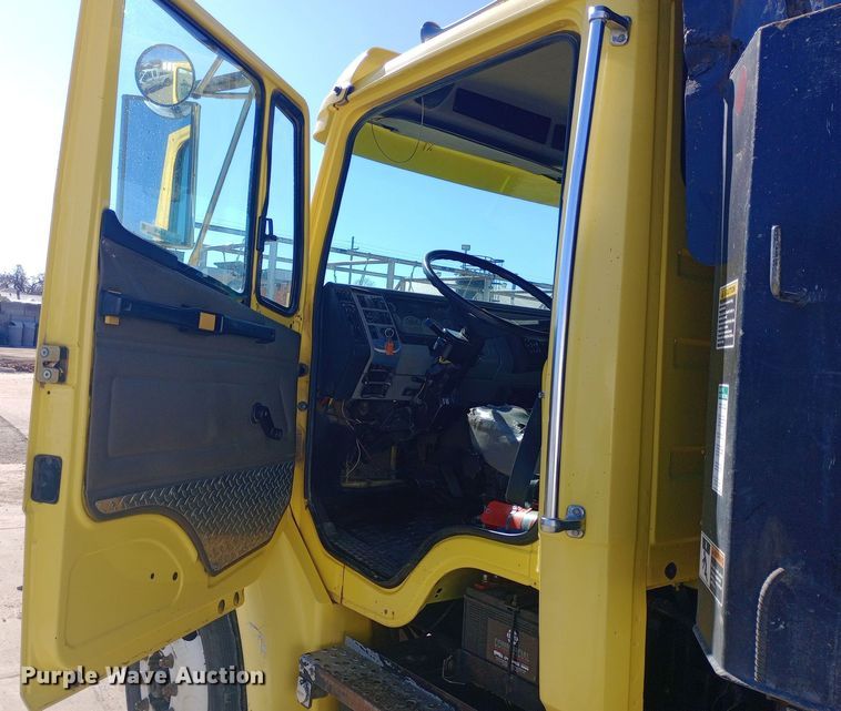 image for item EO0570 2003 Freightliner  FL70 dump truck