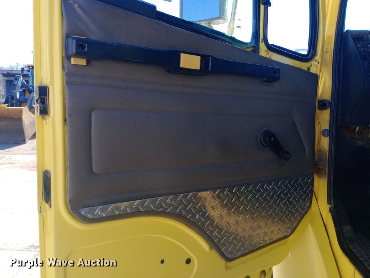 image for item EO0570 2003 Freightliner  FL70 dump truck