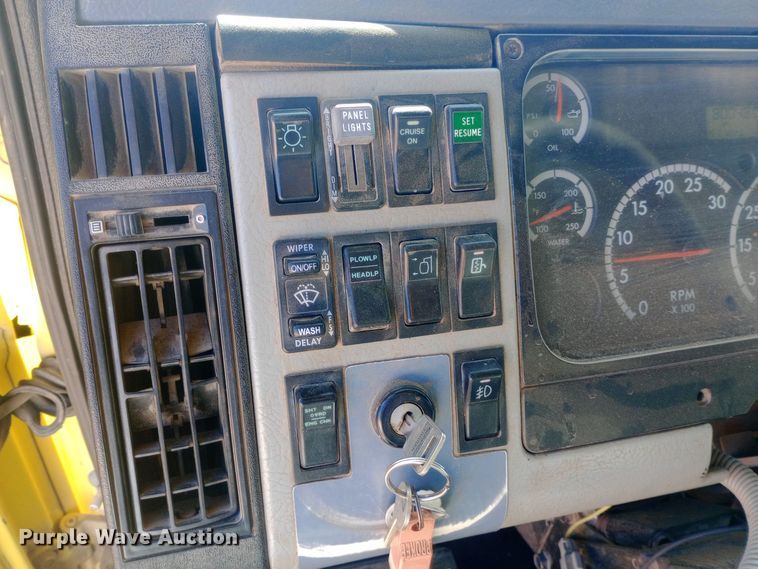 image for item EO0570 2003 Freightliner  FL70 dump truck