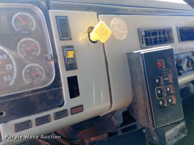 image for item EO0570 2003 Freightliner  FL70 dump truck