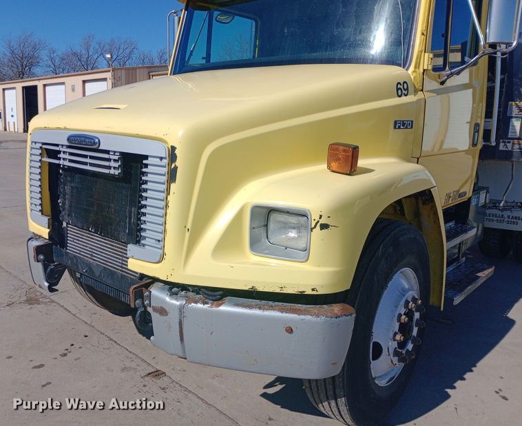 image for item EO0571 2002 Freightliner FL70 dump truck