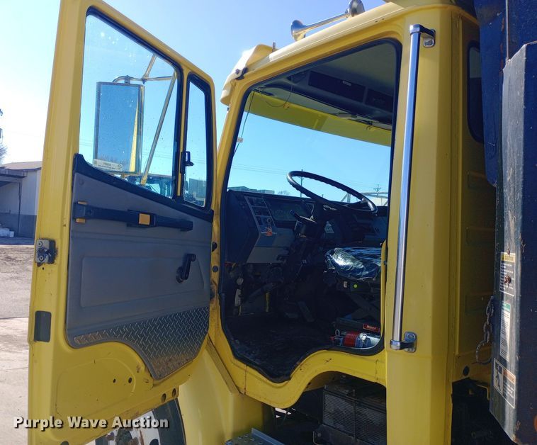 image for item EO0571 2002 Freightliner FL70 dump truck