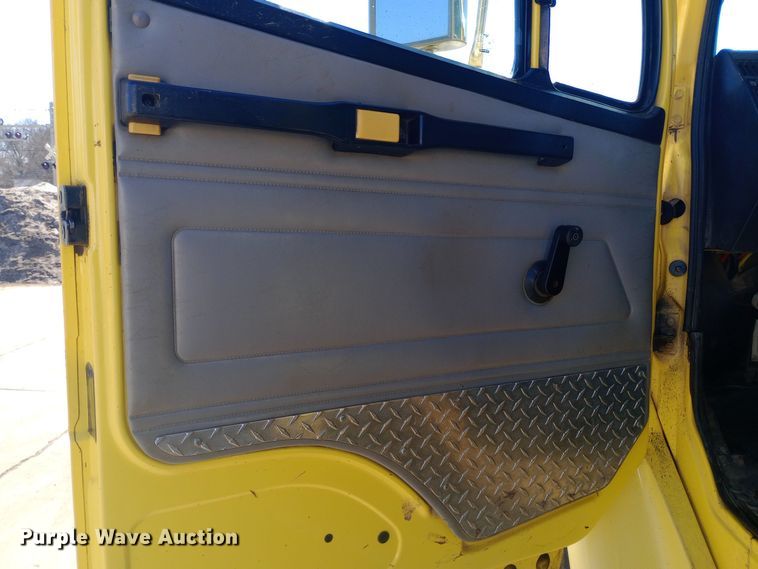 image for item EO0571 2002 Freightliner FL70 dump truck