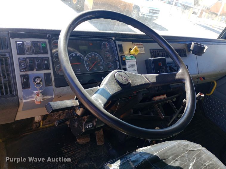 image for item EO0571 2002 Freightliner FL70 dump truck