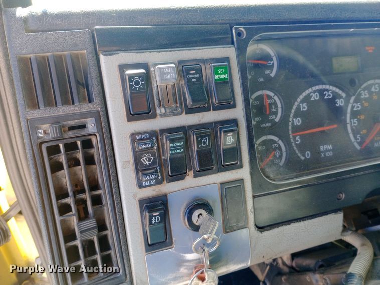 image for item EO0571 2002 Freightliner FL70 dump truck