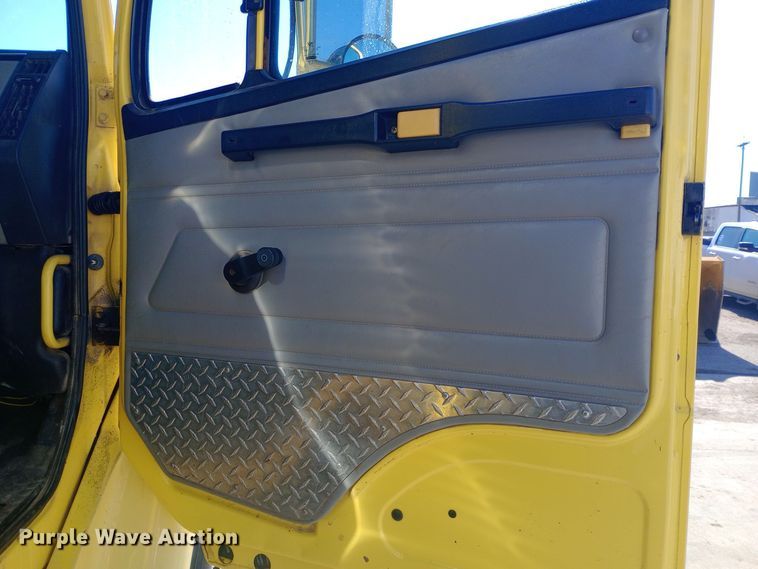 image for item EO0571 2002 Freightliner FL70 dump truck