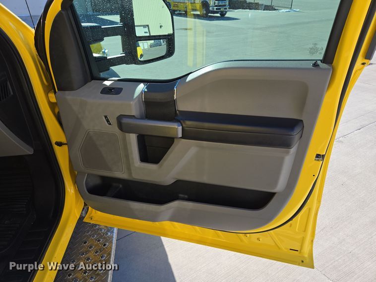 image for item EQ3931 2017 Ford  F550 Super Duty XLT ambulance