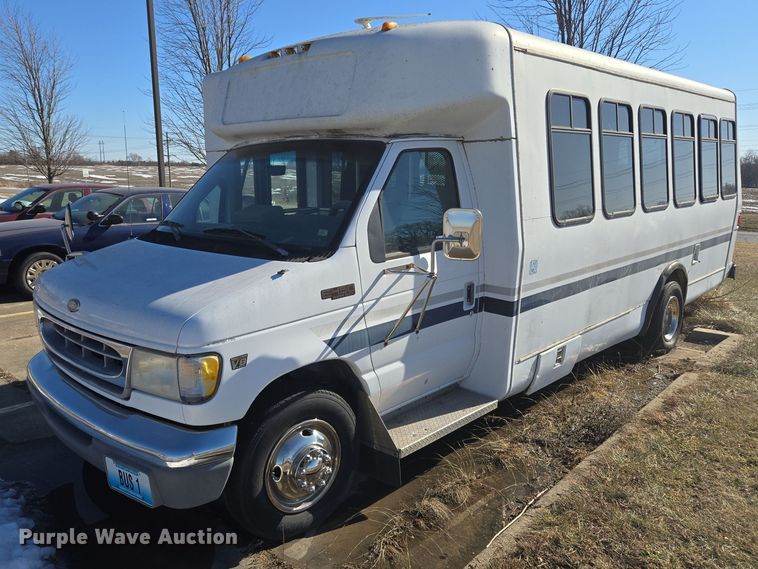 image for item EQ3941 2000 Ford  E450 Super Duty shuttle bus