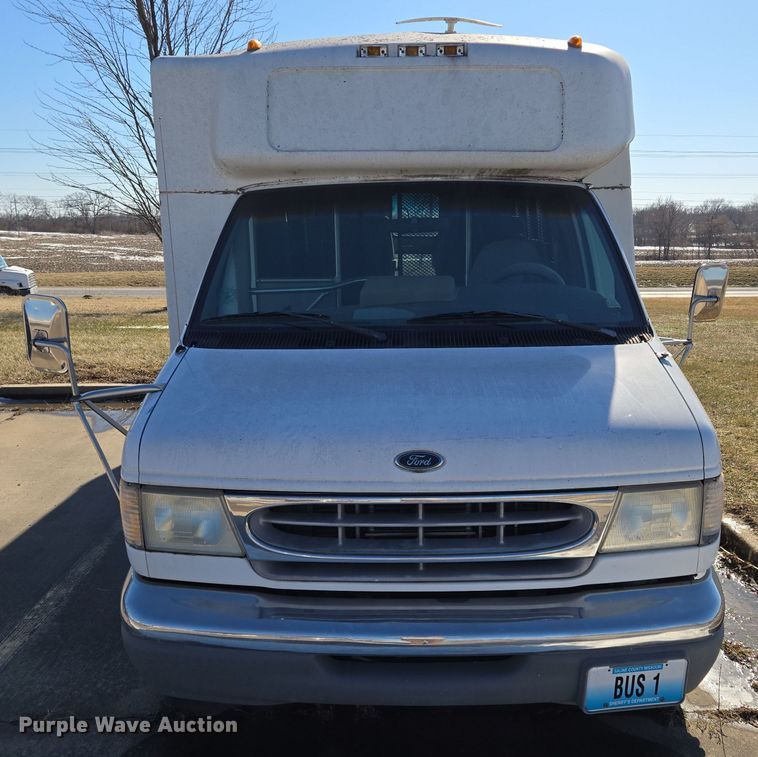 image for item EQ3941 2000 Ford  E450 Super Duty shuttle bus