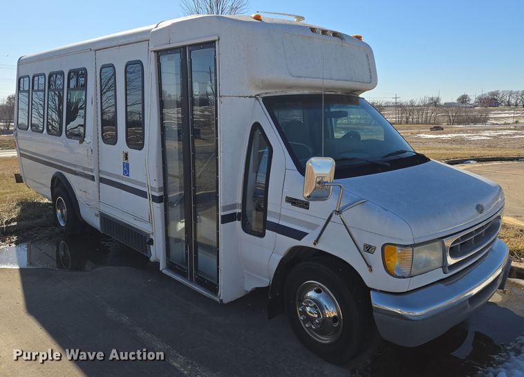 image for item EQ3941 2000 Ford  E450 Super Duty shuttle bus
