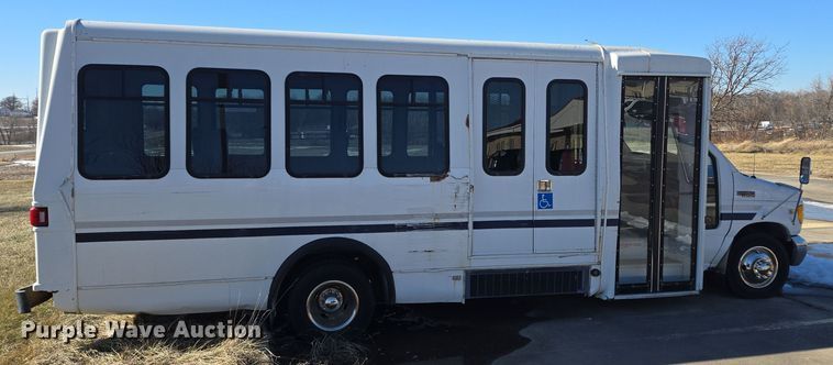 image for item EQ3941 2000 Ford  E450 Super Duty shuttle bus