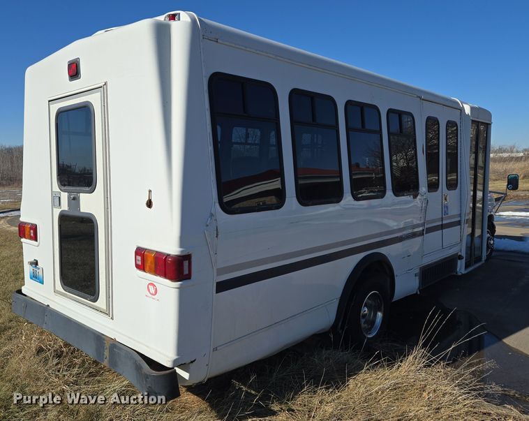 image for item EQ3941 2000 Ford  E450 Super Duty shuttle bus