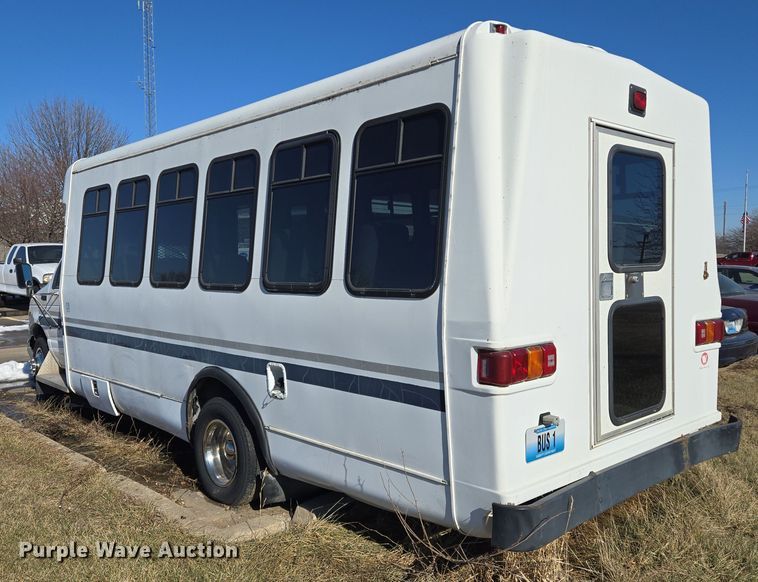 image for item EQ3941 2000 Ford  E450 Super Duty shuttle bus