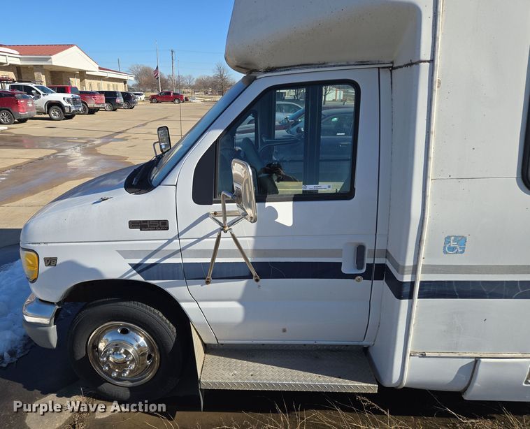 image for item EQ3941 2000 Ford  E450 Super Duty shuttle bus