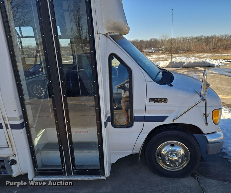 image for item EQ3941 2000 Ford  E450 Super Duty shuttle bus
