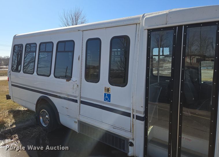 image for item EQ3941 2000 Ford  E450 Super Duty shuttle bus