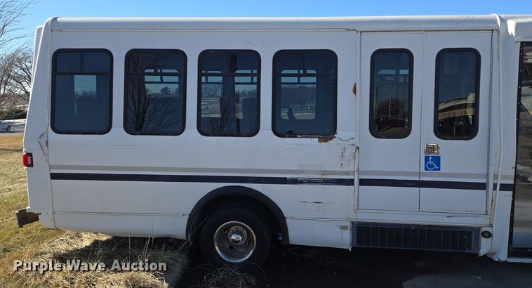 image for item EQ3941 2000 Ford  E450 Super Duty shuttle bus