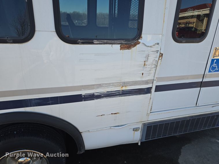 image for item EQ3941 2000 Ford  E450 Super Duty shuttle bus