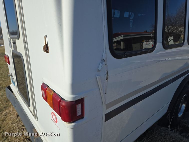 image for item EQ3941 2000 Ford  E450 Super Duty shuttle bus