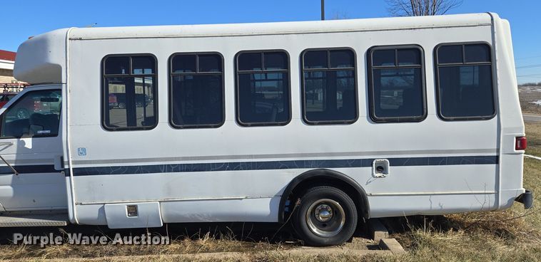 image for item EQ3941 2000 Ford  E450 Super Duty shuttle bus