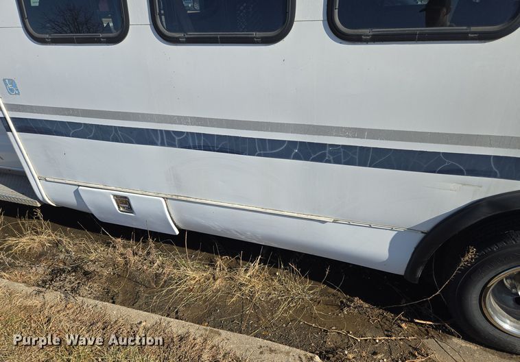 image for item EQ3941 2000 Ford  E450 Super Duty shuttle bus