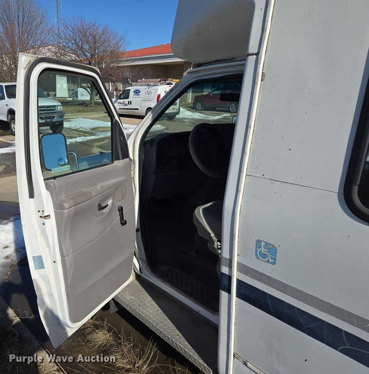 image for item EQ3941 2000 Ford  E450 Super Duty shuttle bus