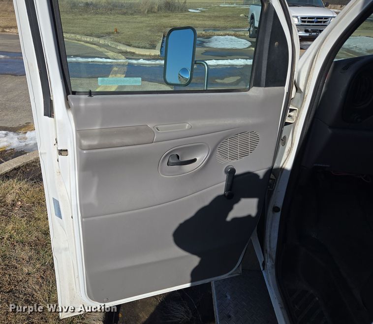 image for item EQ3941 2000 Ford  E450 Super Duty shuttle bus