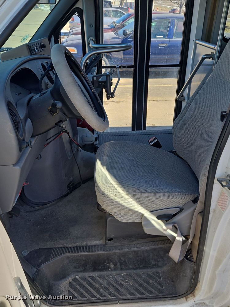 image for item EQ3941 2000 Ford  E450 Super Duty shuttle bus