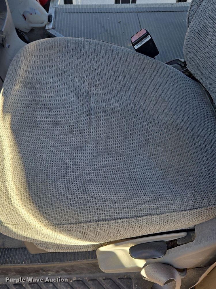 image for item EQ3941 2000 Ford  E450 Super Duty shuttle bus