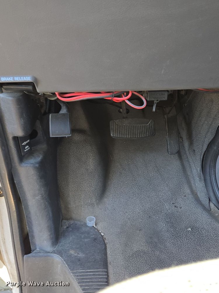 image for item EQ3941 2000 Ford  E450 Super Duty shuttle bus