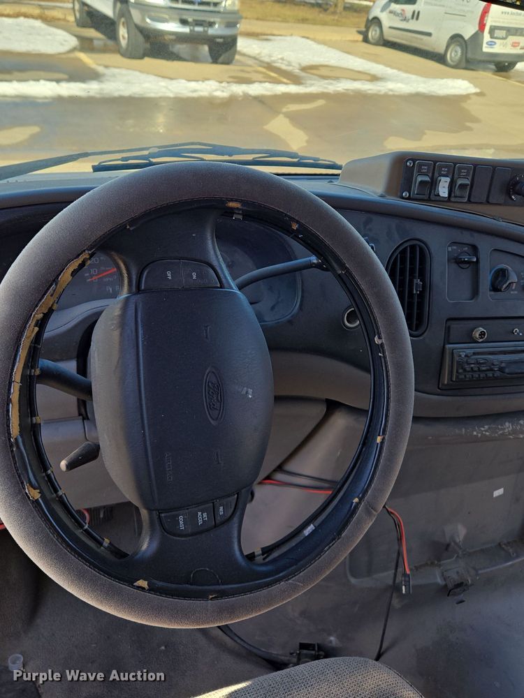 image for item EQ3941 2000 Ford  E450 Super Duty shuttle bus