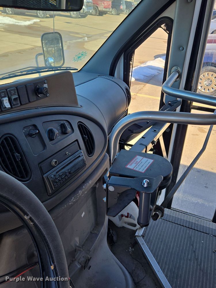image for item EQ3941 2000 Ford  E450 Super Duty shuttle bus