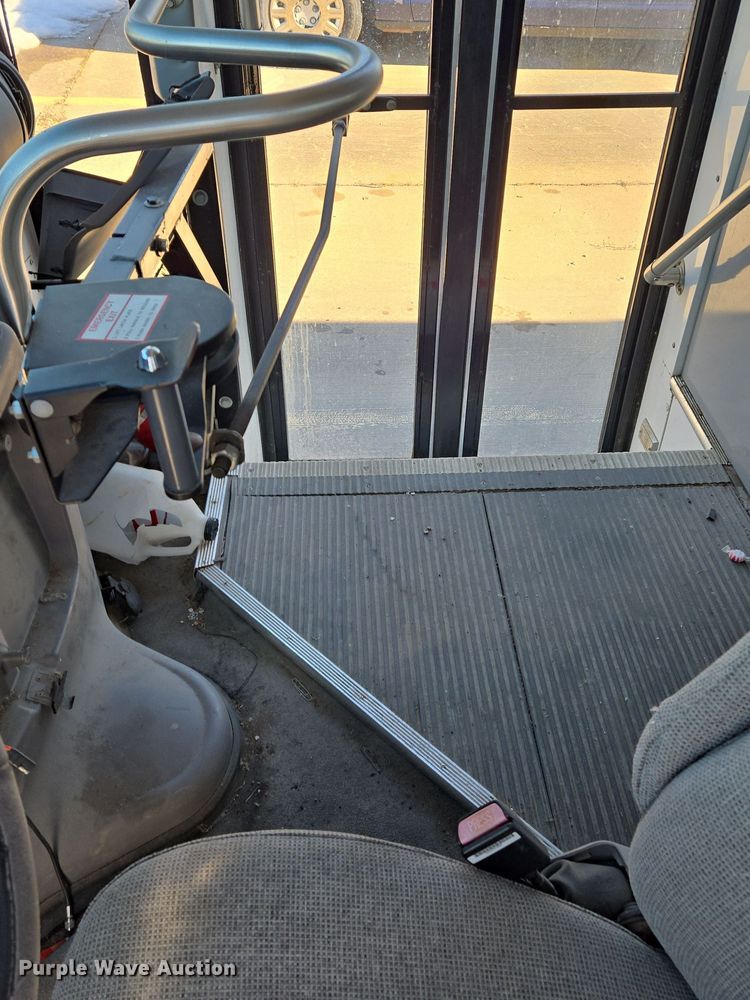 image for item EQ3941 2000 Ford  E450 Super Duty shuttle bus