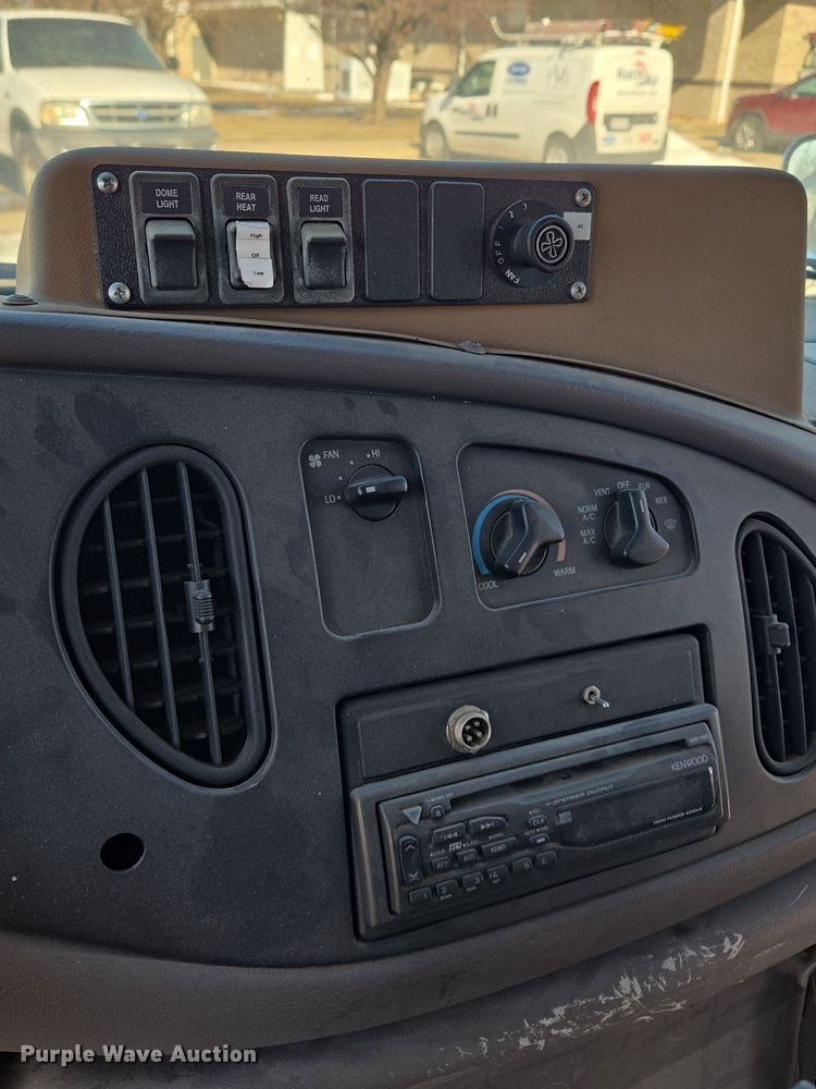 image for item EQ3941 2000 Ford  E450 Super Duty shuttle bus