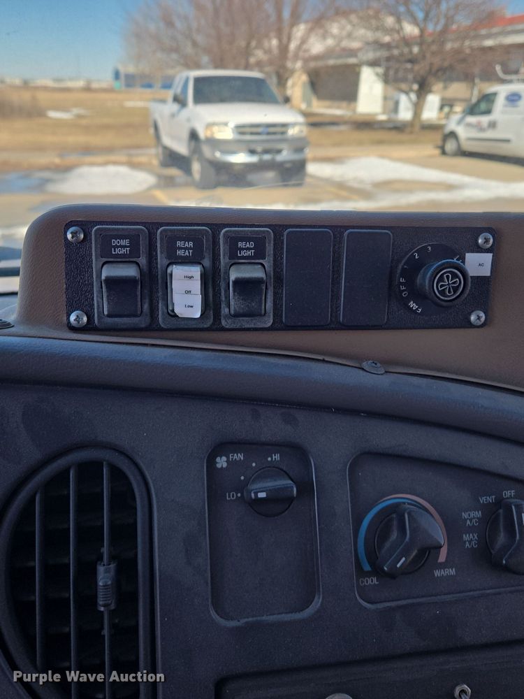 image for item EQ3941 2000 Ford  E450 Super Duty shuttle bus