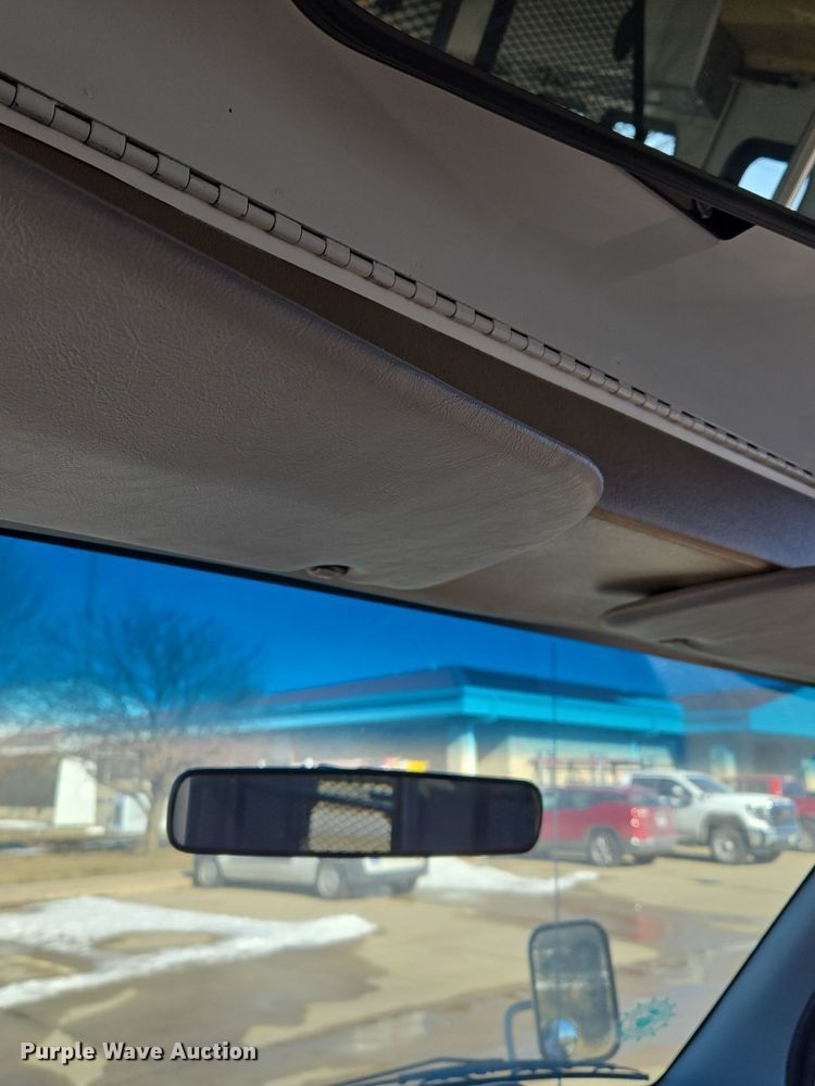 image for item EQ3941 2000 Ford  E450 Super Duty shuttle bus